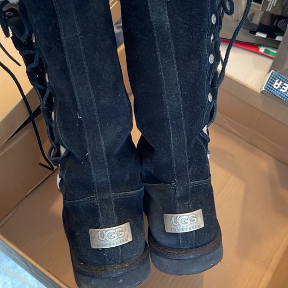 UGGS - Picture 2 of 7
